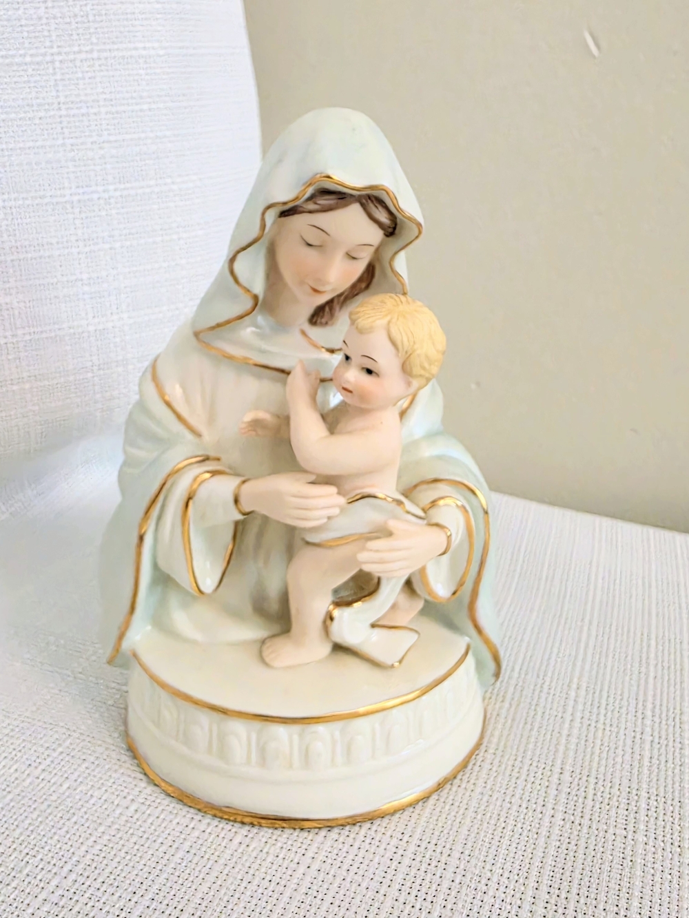 Madonna N Jesus Musical Figurine Pearl Gold Trim Plays Ave Maria Blessed Christi